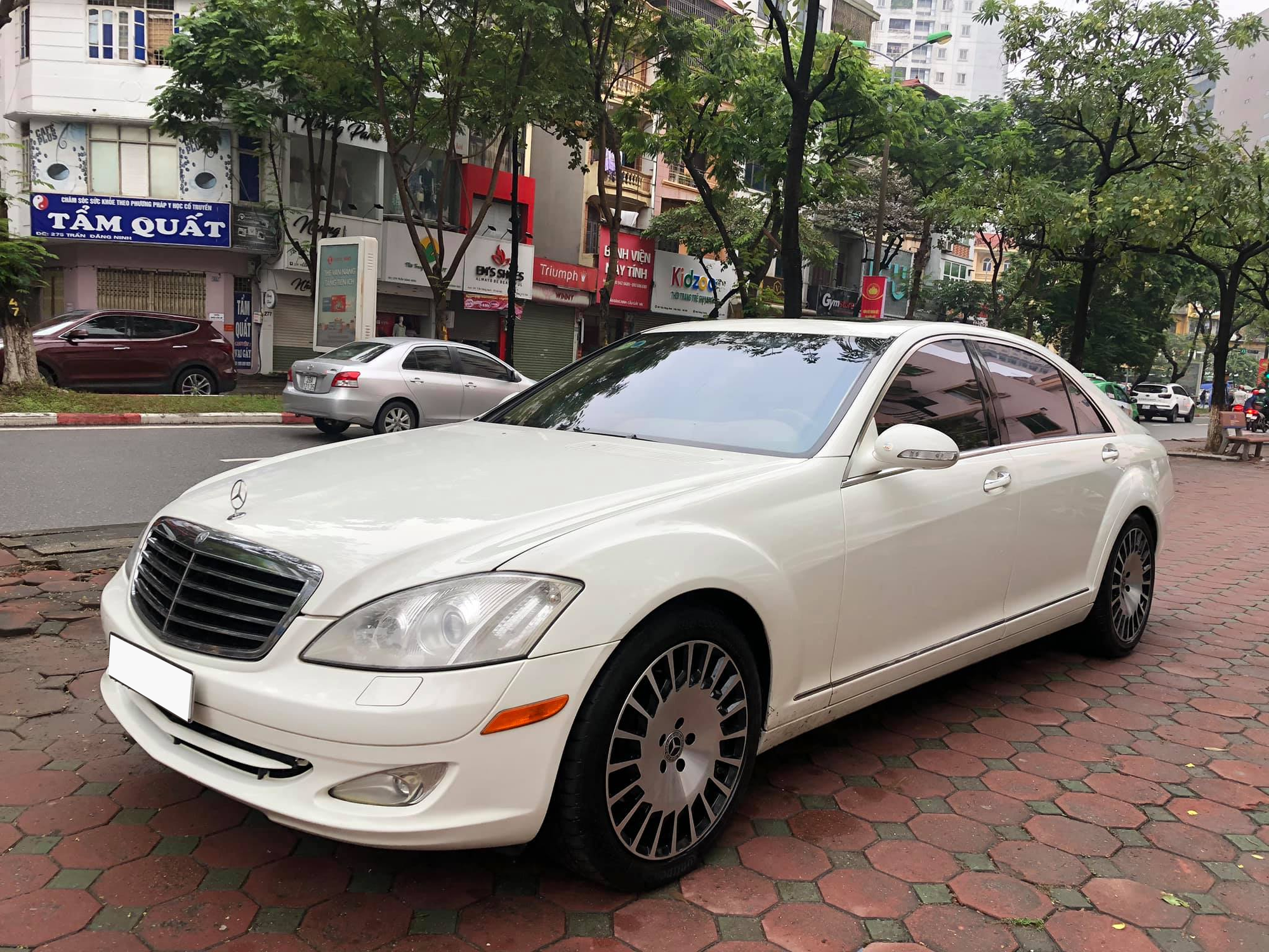 Độ kiểu Maybach, Mercedes-Benz S 550 cũ vẫn có giá rẻ hơn Toyota Corolla Altis cả chục triệu đồng - Ảnh 1.