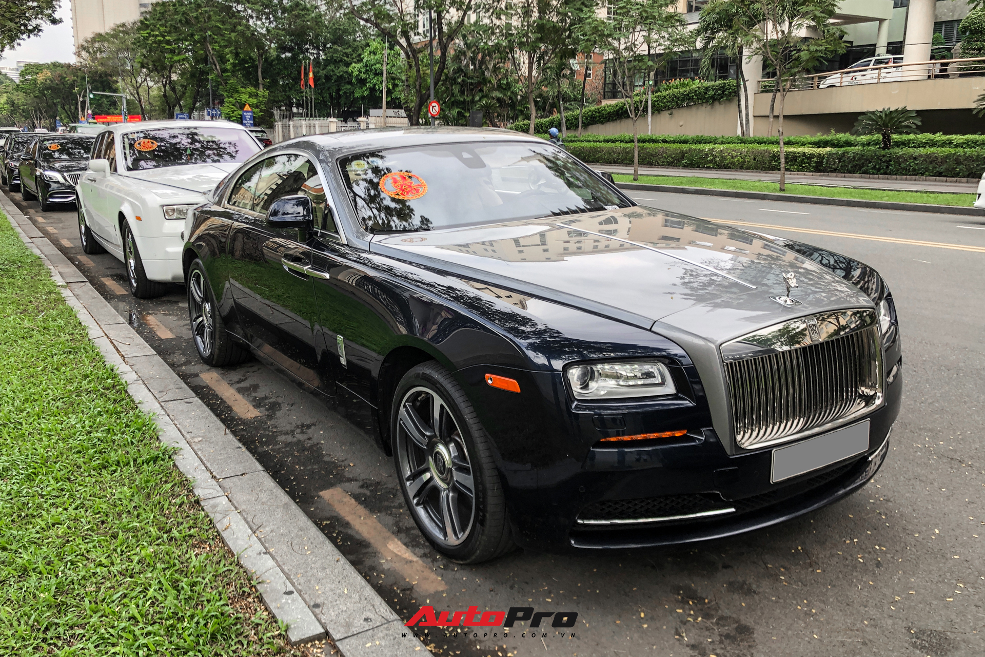 HOT: Loạt xe khủng đưa dâu trong đám hỏi Phan Thành, chú rể cầm lái Rolls-Royce Wraith 34 tỷ đồng - Ảnh 1.