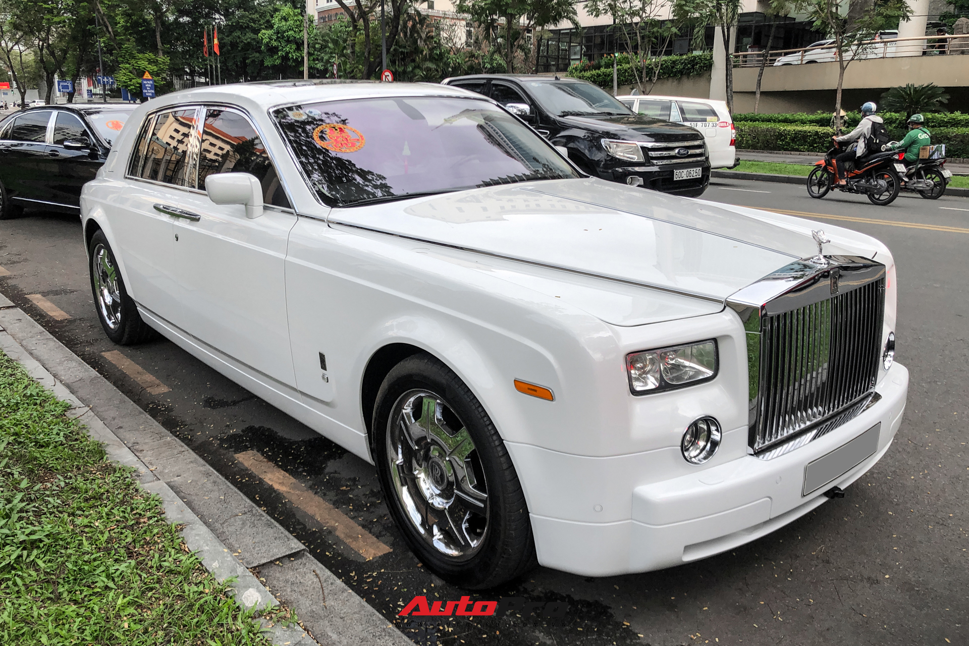 HOT: Loạt xe khủng đưa dâu trong đám hỏi Phan Thành, chú rể cầm lái Rolls-Royce Wraith 34 tỷ đồng - Ảnh 2.