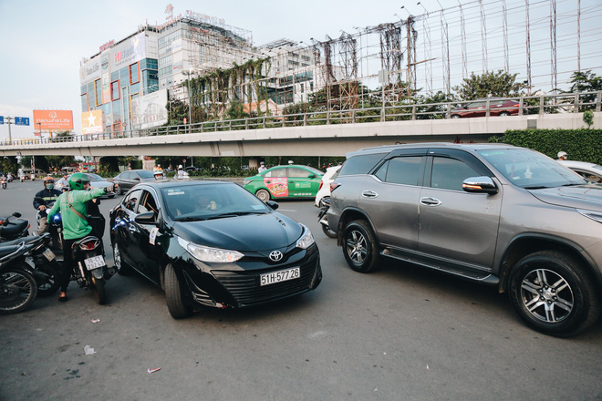 Khổ như hành khách ở Tân Sơn Nhất: Đội nắng mang vác hành lý ra đường đón xe công nghệ - Ảnh 11.