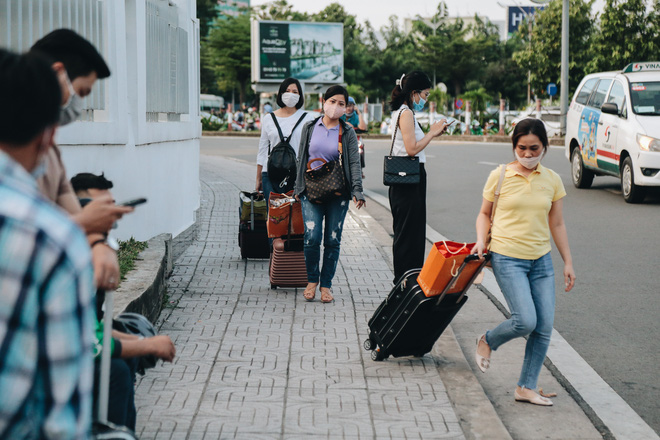 Khổ như hành khách ở Tân Sơn Nhất: Đội nắng mang vác hành lý ra đường đón xe công nghệ - Ảnh 6.