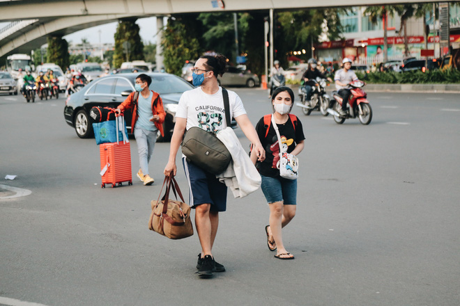Khổ như hành khách ở Tân Sơn Nhất: Đội nắng mang vác hành lý ra đường đón xe công nghệ - Ảnh 8.