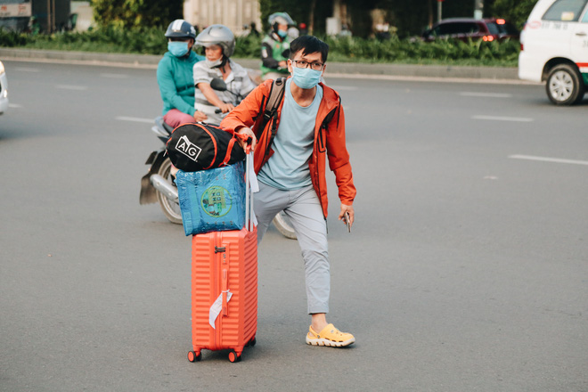 Khổ như hành khách ở Tân Sơn Nhất: Đội nắng mang vác hành lý ra đường đón xe công nghệ - Ảnh 9.