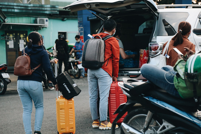 Khổ như hành khách ở Tân Sơn Nhất: Đội nắng mang vác hành lý ra đường đón xe công nghệ - Ảnh 10.