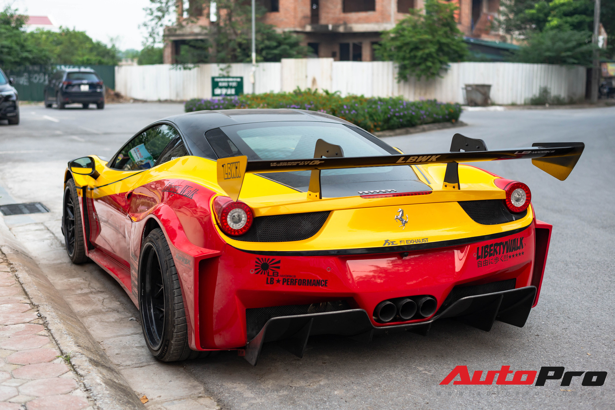 Bắt gặp Ferrari 458 Italia độ Liberty Walk LB-Silhouette Works GT độc nhất Việt Nam, được đồn đoán nằm chung garage với loạt siêu xe khủng - Ảnh 4.