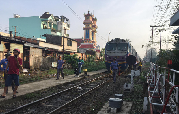 Bình Dương: Nhân viên đường sắt ngủ quên không gác chắn, xe container bị tàu hoả tông đứt rời - Ảnh 3.