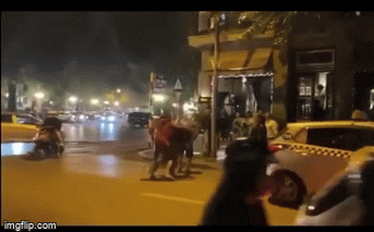 Màn hỗn chiến giữa tài xế taxi và người đàn ông chạy xe máy trên phố Hà Nội, lời chia sẻ bóc trần sự thật - Ảnh 1.