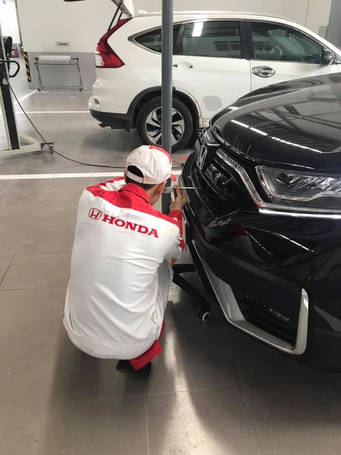 Kỹ thuật viên kiểm tra xe Honda CR-V của anh T.