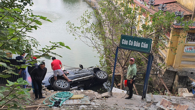 Tài xế húc đổ hàng rào sắt, lao ô tô mới mua xuống hồ Tây, nghi do kẹt chân ga - Ảnh 1.