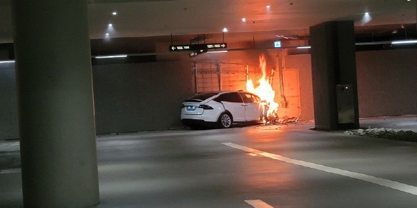 Xe Tesla gây tai nạn chết người ở Hàn Quốc, tài xế tố xe mất lái và tự tăng tốc - Ảnh 2.