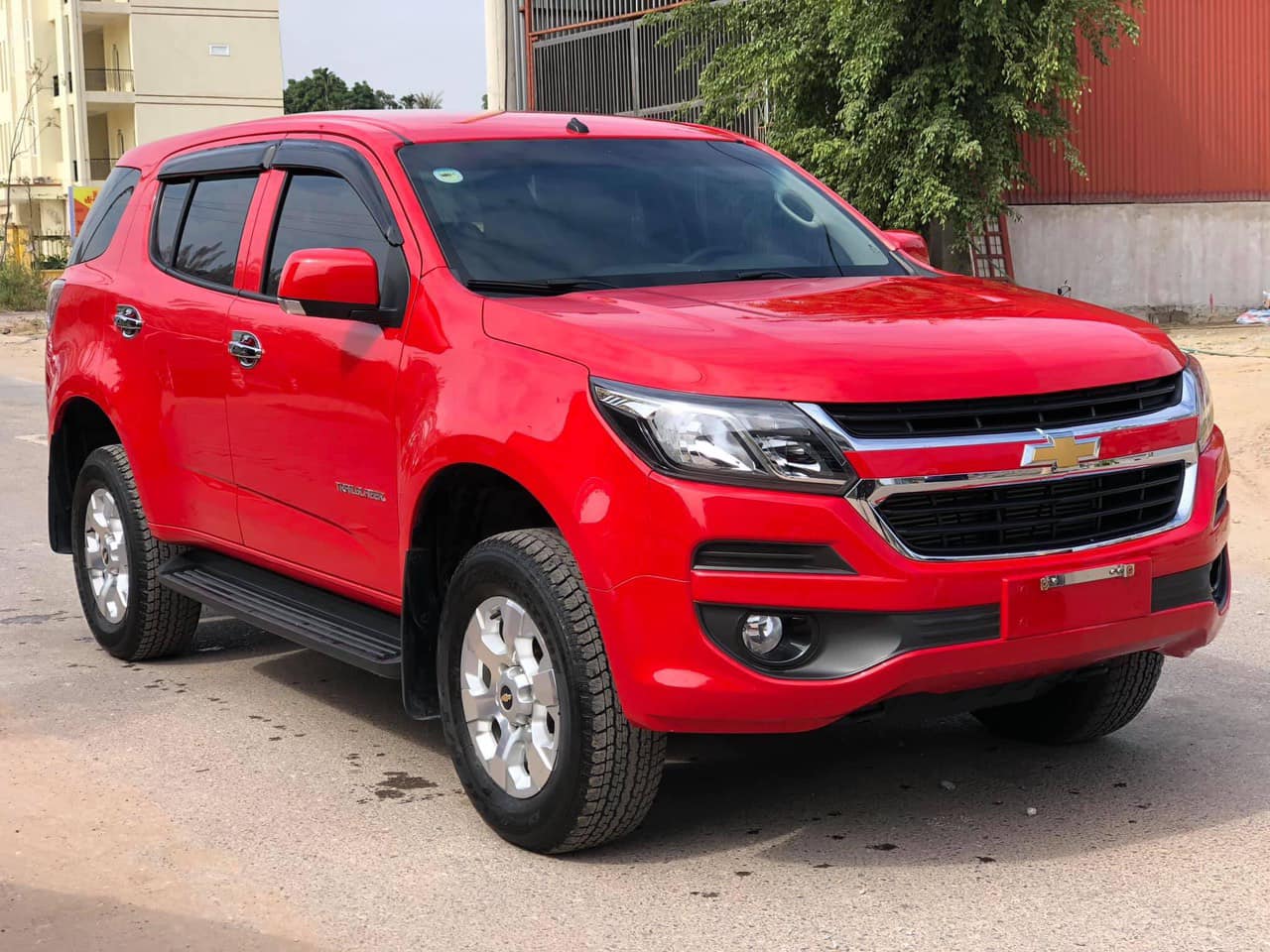 Đại lý ồ ạt xả Chevrolet Trailblazer tồn kho: Giảm sập sàn gần 300 triệu đồng, giá bản full ngang với xe hạng C - Ảnh 1.