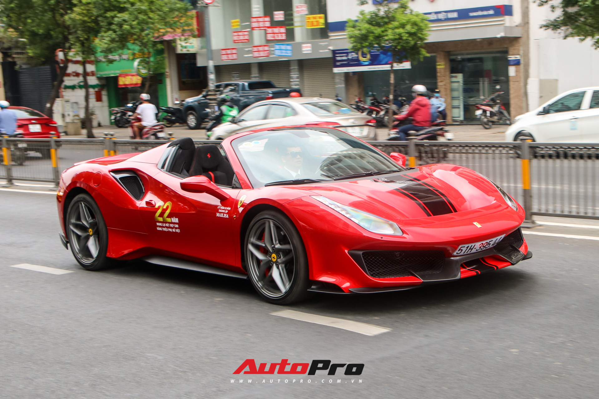 Hoàng Kim Khánh lần đầu cầm lái, khoe khả năng mở mui của Ferrari 488 Pista Spider trên đường phố Việt - Ảnh 2.