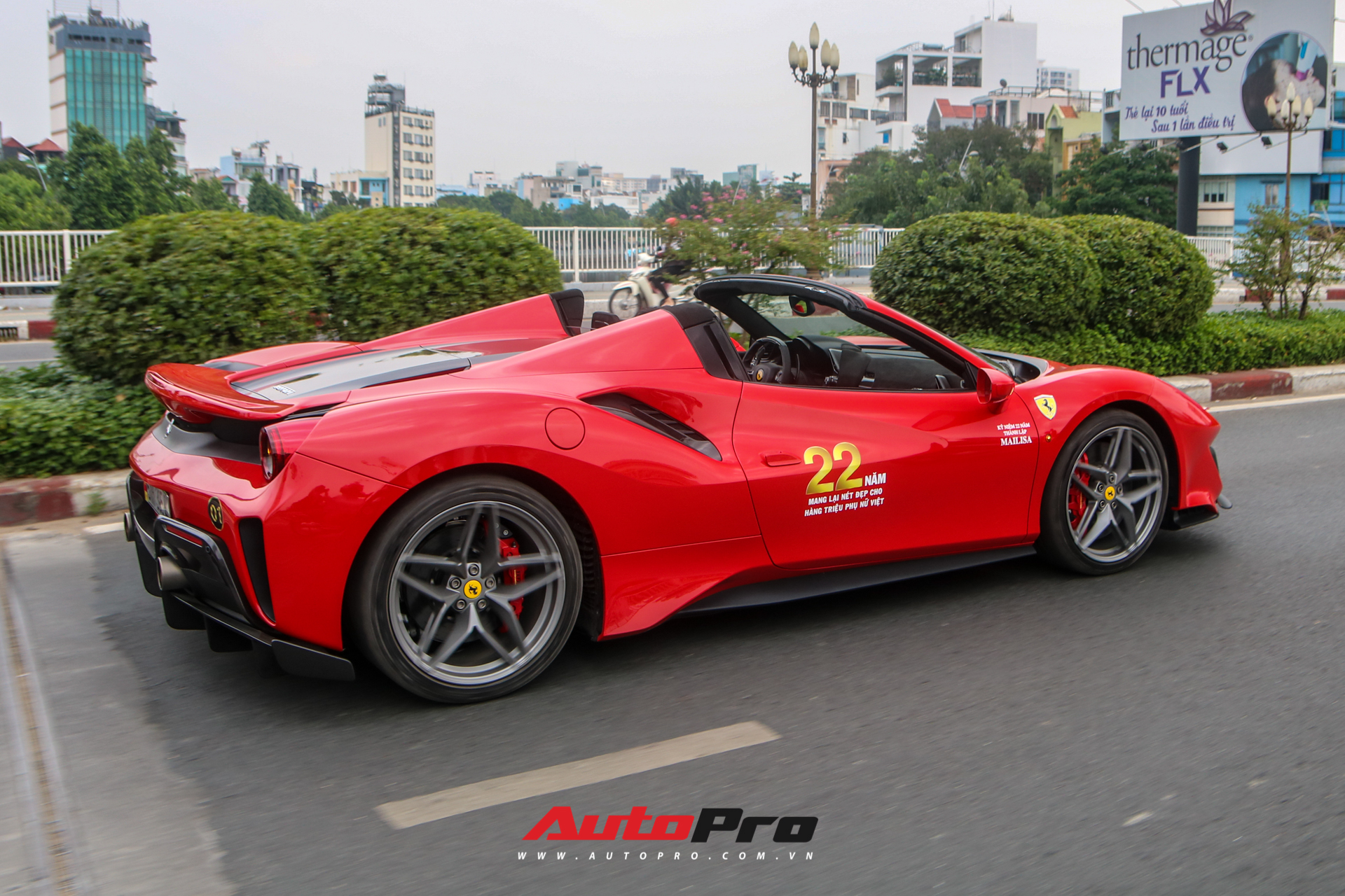 Hoàng Kim Khánh lần đầu cầm lái, khoe khả năng mở mui của Ferrari 488 Pista Spider trên đường phố Việt - Ảnh 3.