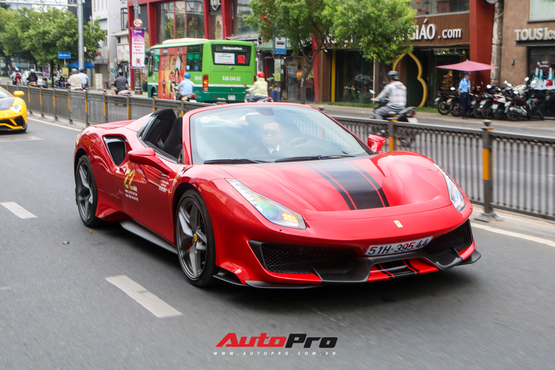 Hoàng Kim Khánh lần đầu cầm lái, khoe khả năng mở mui của Ferrari 488 Pista Spider trên đường phố Việt - Ảnh 5.