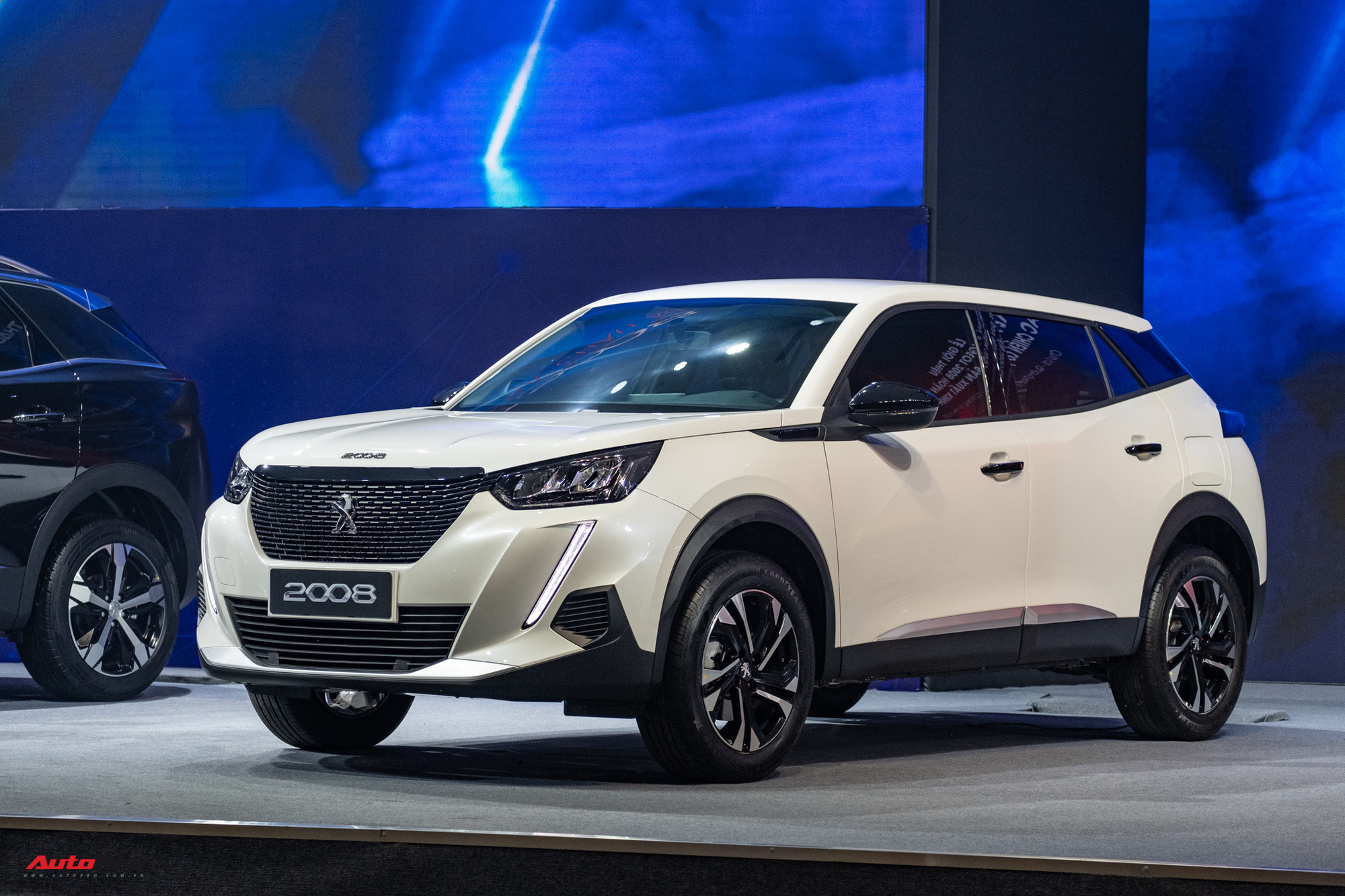 Ra mắt Peugeot 2008 tại Việt Nam: Giá từ 739 triệu đồng, công nghệ an toàn như xe sang, phả hơi nóng lên Hyundai Kona - Ảnh 7.