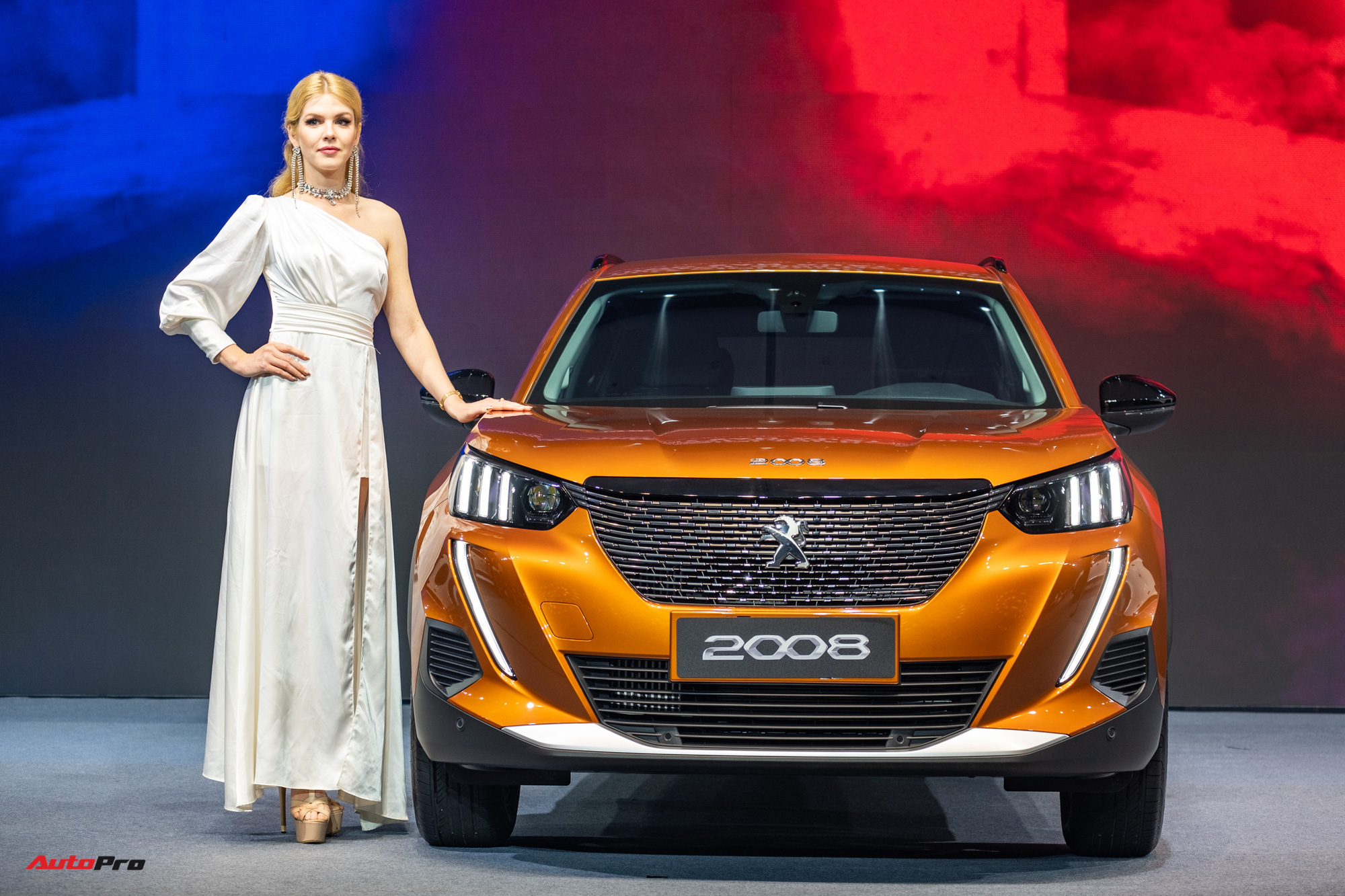 Ra mắt Peugeot 2008 tại Việt Nam: Giá từ 739 triệu đồng, công nghệ an toàn như xe sang, phả hơi nóng lên Hyundai Kona - Ảnh 1.