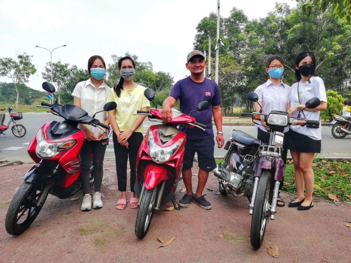 Ông Minh “cô đơn” dùng tiền được ủng hộ mua tặng xe máy cho sinh viên nghèo - Ảnh 2.
