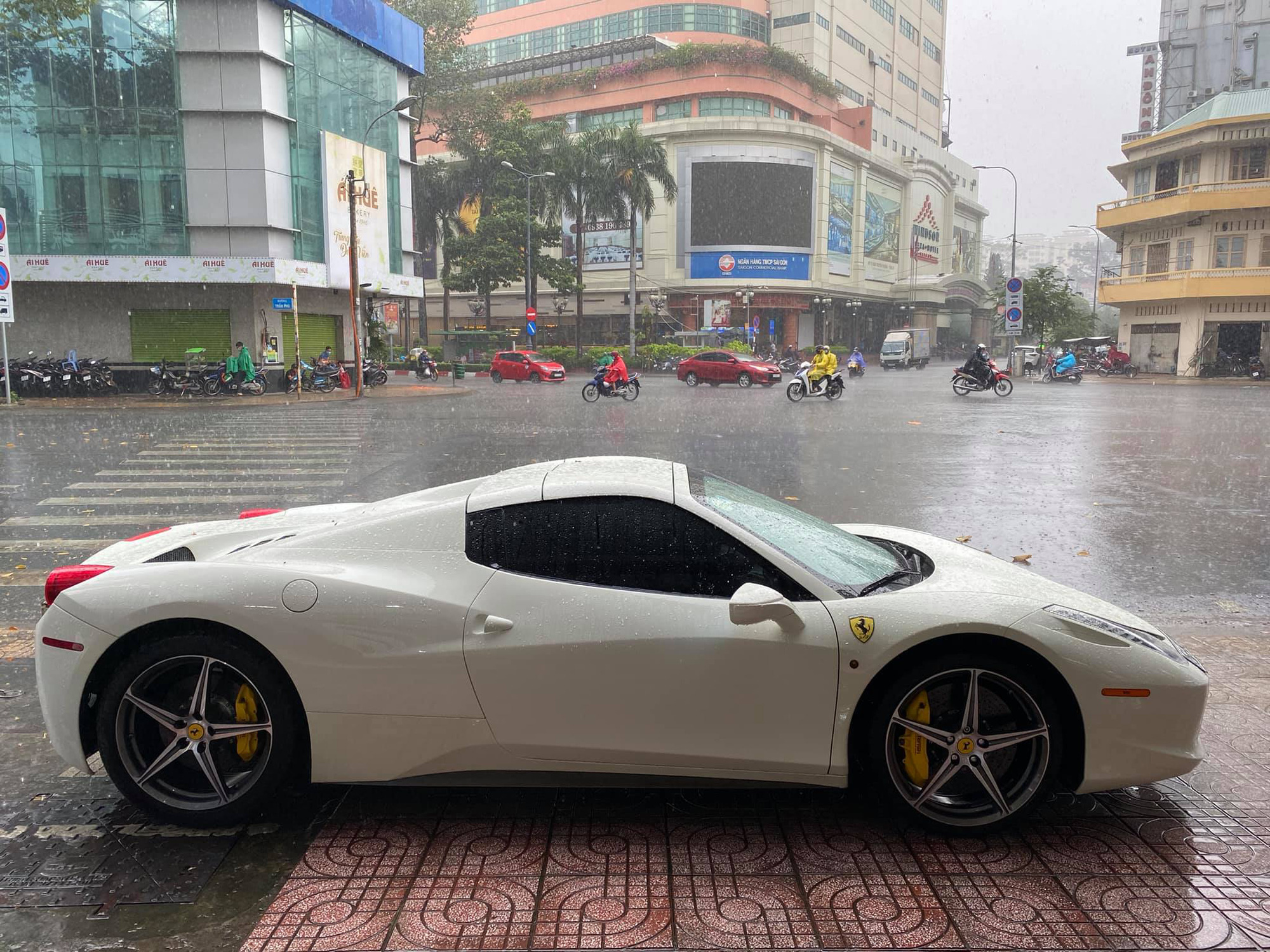 Ferrari 458 Spider màu trắng từng của doanh nhân Hải Phòng tiếp tục được đẩy tới đại lý xe sang cũ số 1 Sài Gòn - Ảnh 5.