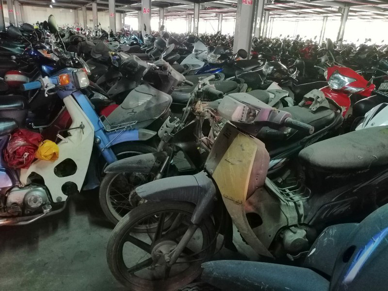 Hàng trăm xe máy bị bỏ rơi, chất đống tại hai bến xe ở TP Hồ Chí Minh - Ảnh 1.