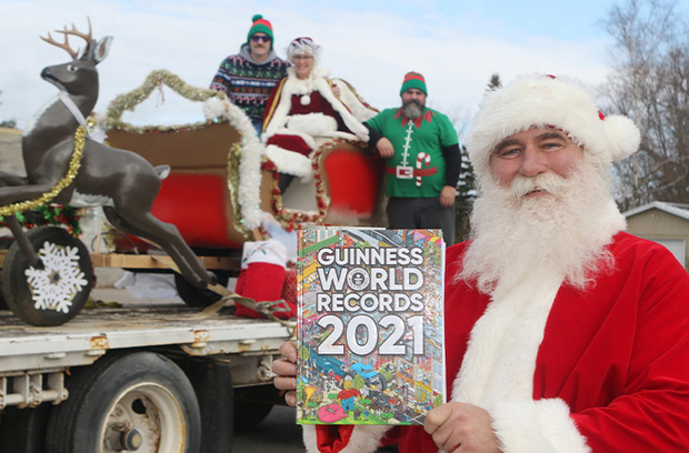 Ông già Noel lập kỷ lục Guinness bằng màn kéo xe chỉ nhìn thôi đã thấy đau lưng, trọng lượng tổng gây choáng khi được công bố - Ảnh 4.