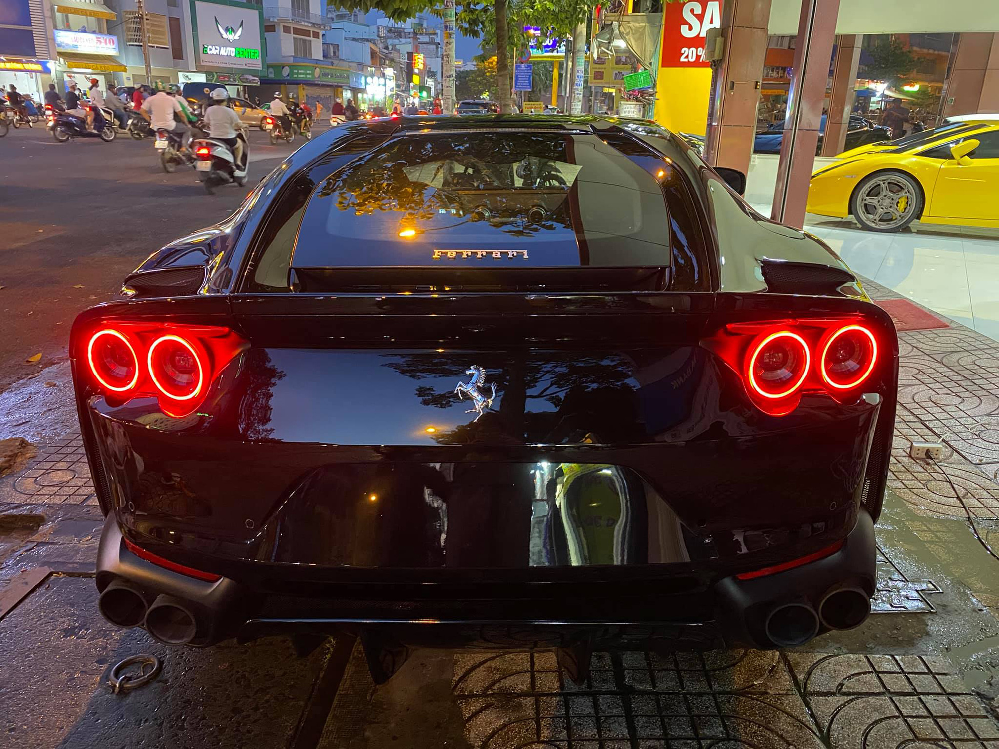 Sau Ferrari F430 Scuderia, Ferrari 812 Superfast từng của doanh nhân Hải Phòng cập bến showroom xe cũ, sẵn sàng tìm chủ mới - Ảnh 1.