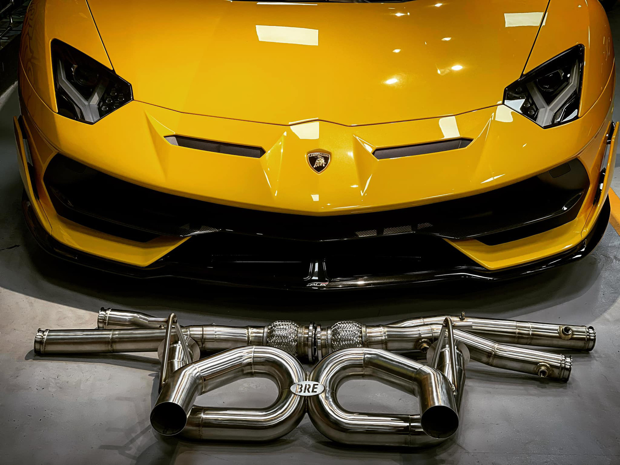 Lamborghini Aventador SVJ của đại gia Bến Tre chuẩn bị lên pô khủng trị giá hơn 200 triệu đồng - Ảnh 1.