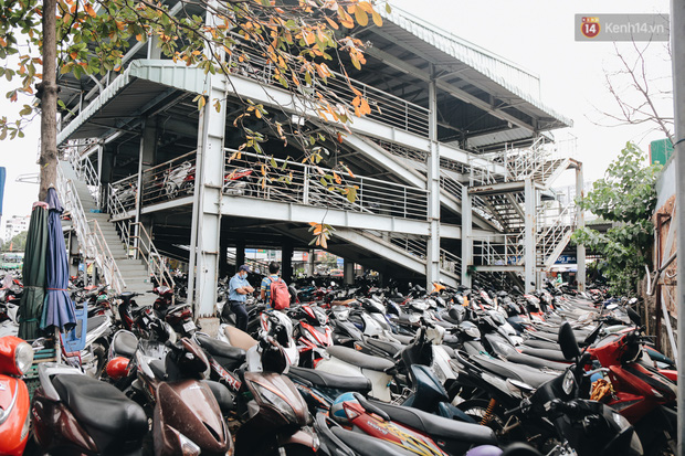 Cận cảnh hàng trăm xe máy bị chủ nhân bỏ rơi, chất cao như núi ở bến xe lớn nhất Sài Gòn - Ảnh 1.
