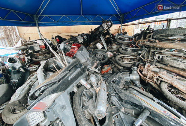 Cận cảnh hàng trăm xe máy bị chủ nhân bỏ rơi, chất cao như núi ở bến xe lớn nhất Sài Gòn - Ảnh 3.