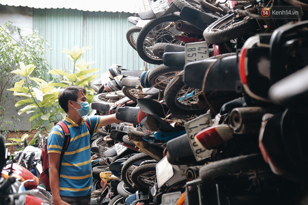 Cận cảnh hàng trăm xe máy bị chủ nhân bỏ rơi, chất cao như núi ở bến xe lớn nhất Sài Gòn - Ảnh 5.