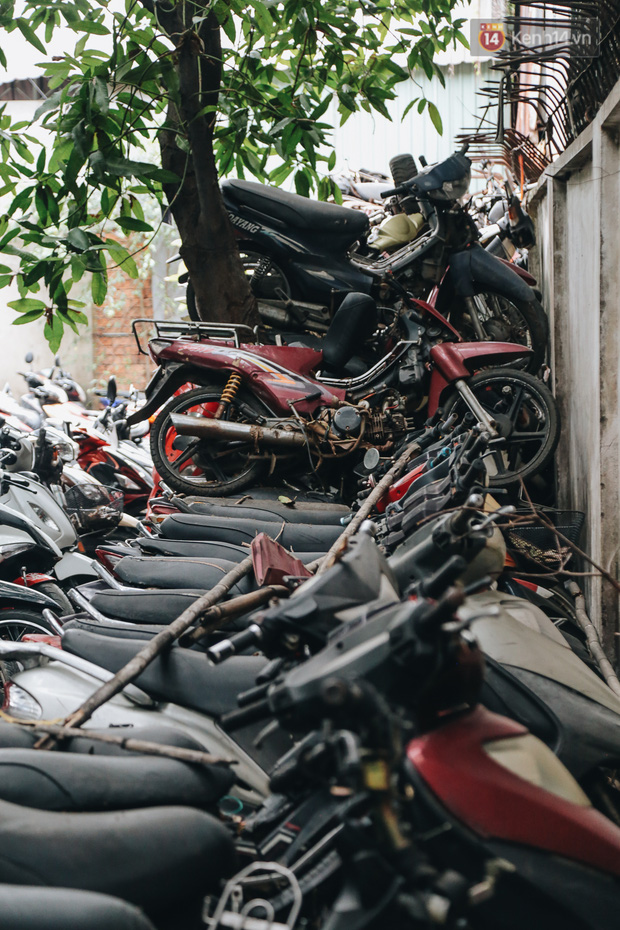Cận cảnh hàng trăm xe máy bị chủ nhân bỏ rơi, chất cao như núi ở bến xe lớn nhất Sài Gòn - Ảnh 7.