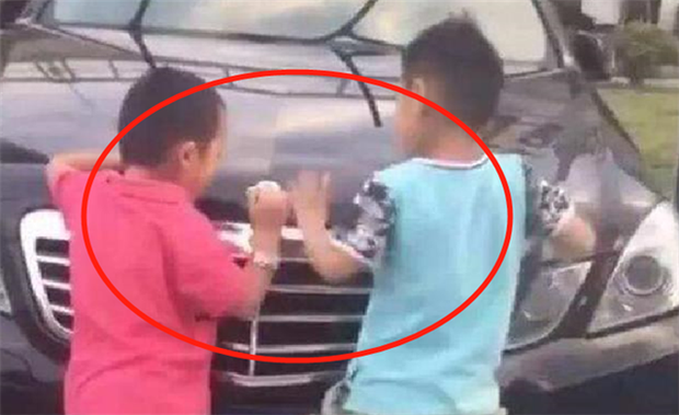 Cặp song sinh 5 tuổi trộm logo của 14 chiếc xe Mercedes-Benz, cách xử lý của phụ huynh khiến ai cũng bất ngờ - Ảnh 1.