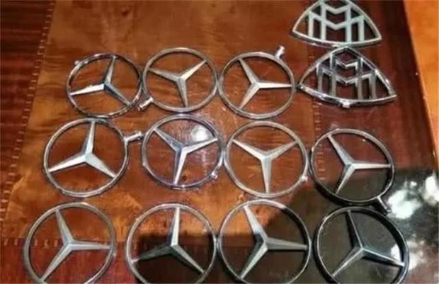 Cặp song sinh 5 tuổi trộm logo của 14 chiếc xe Mercedes-Benz, cách xử lý của phụ huynh khiến ai cũng bất ngờ - Ảnh 2.