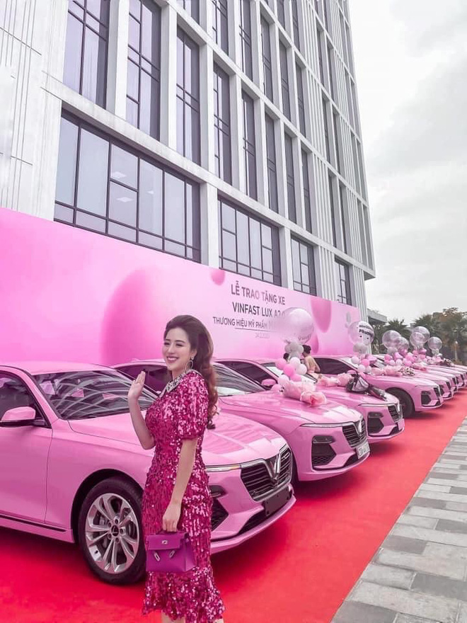 Góc chịu chi: Một công ty bỏ hẳn 10 tỷ tậu 10 chiếc xe VinFast màu hồng rực rỡ làm quà cho nhân viên cuối năm - Ảnh 4.