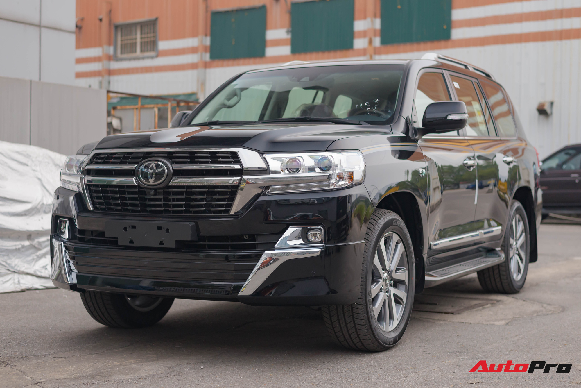 Cận cảnh Toyota Land Cruiser VX.S V8 2021 giá hơn 8 tỷ đồng: Lựa chọn thay thế mẫu Lexus LX 570 cho giới đại gia Việt - Ảnh 2.