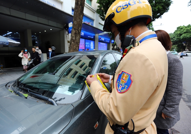  CSGT dán hơn 500 phiếu phạt nguội, 49 tài xế đã tới làm việc - Ảnh 1.