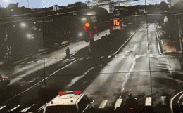 Khoảnh khắc xe cứu thương vượt đèn đỏ đâm trúng ô tô con gây tranh cãi gay gắt - Ảnh 1.