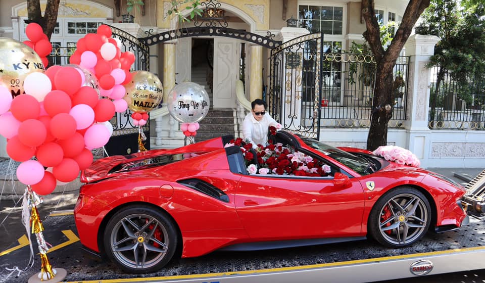 Không phải siêu phẩm Ferrari SF90 Stradale như đồn đoán, đây mới chính xác là chiếc xe doanh nhân Hoàng Kim Khánh tặng vợ  - Ảnh 2.