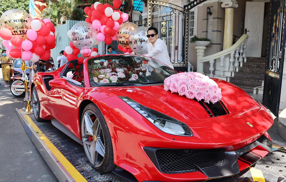 Không phải siêu phẩm Ferrari SF90 Stradale như đồn đoán, đây mới chính xác là chiếc xe doanh nhân Hoàng Kim Khánh tặng vợ  - Ảnh 1.