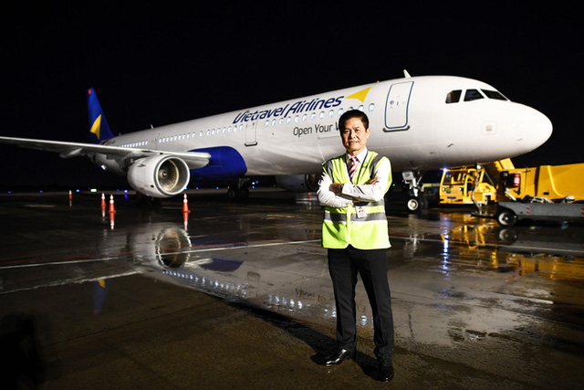 Cận cảnh máy bay đầu tiên và dàn tiếp viên của Vietravel Airlines ở sân bay Tân Sơn Nhất  - Ảnh 4.