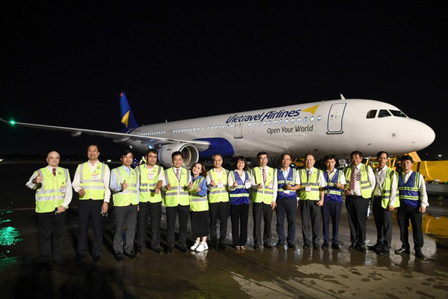 Cận cảnh máy bay đầu tiên và dàn tiếp viên của Vietravel Airlines ở sân bay Tân Sơn Nhất  - Ảnh 5.