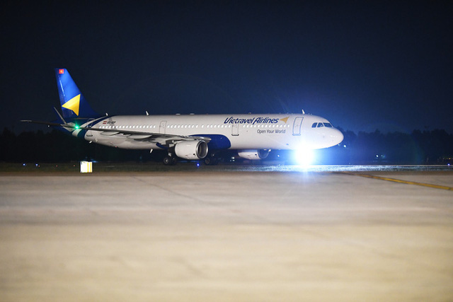 Cận cảnh máy bay đầu tiên và dàn tiếp viên của Vietravel Airlines ở sân bay Tân Sơn Nhất  - Ảnh 7.