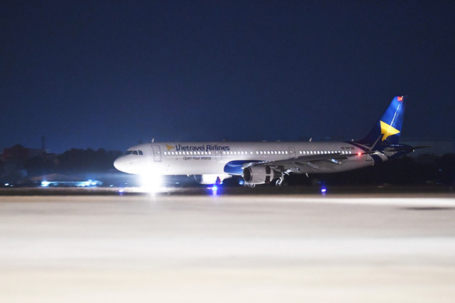 Cận cảnh máy bay đầu tiên và dàn tiếp viên của Vietravel Airlines ở sân bay Tân Sơn Nhất  - Ảnh 8.