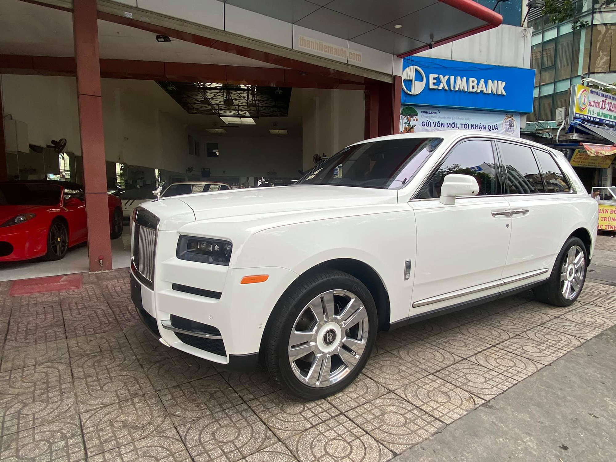 Rolls-Royce Cullinan với lai lịch bí ẩn cập bến đại lý tư nhân đình đám số 1 Sài Gòn - Ảnh 1.