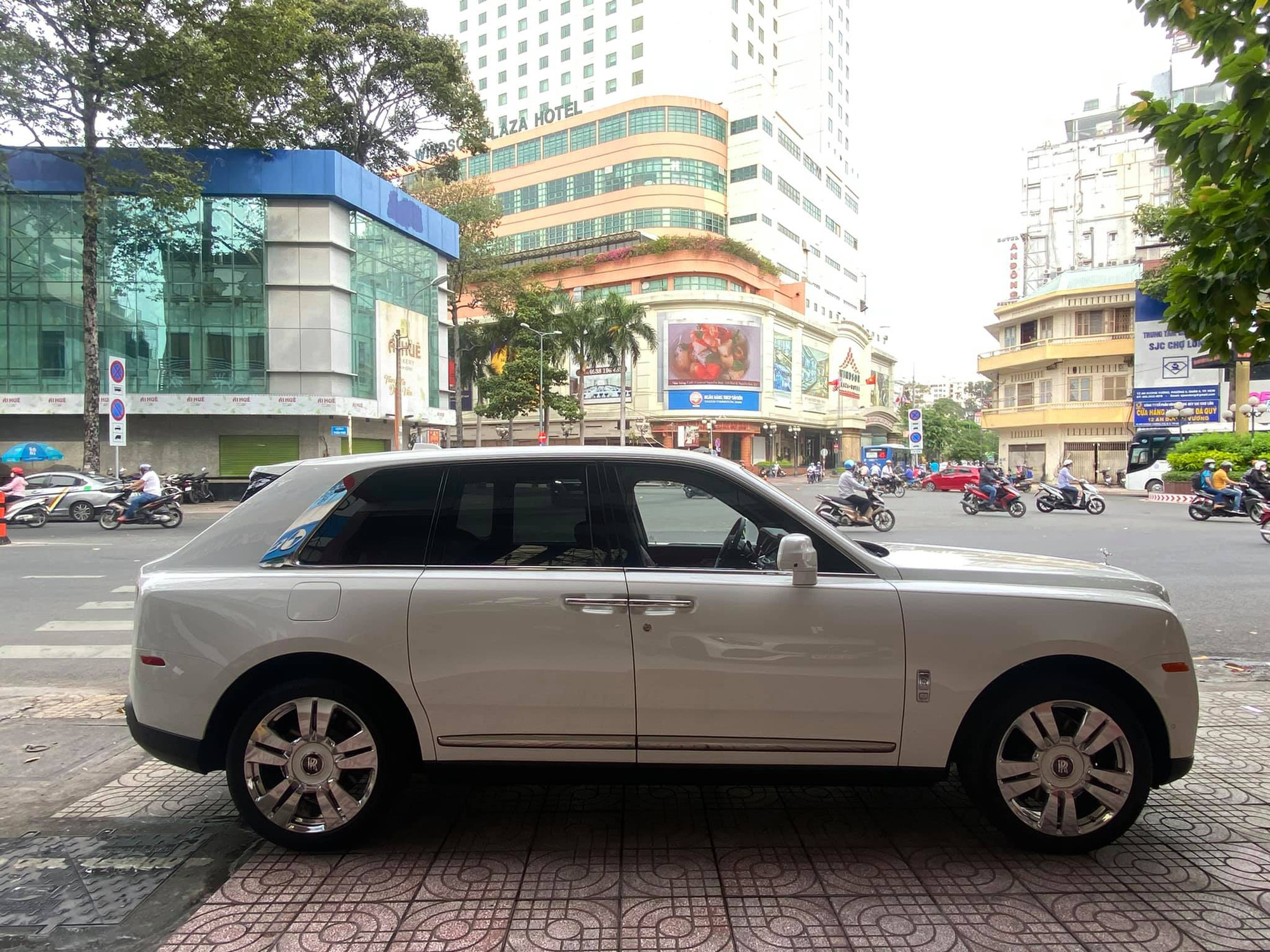 Rolls-Royce Cullinan với lai lịch bí ẩn cập bến đại lý tư nhân đình đám số 1 Sài Gòn - Ảnh 3.