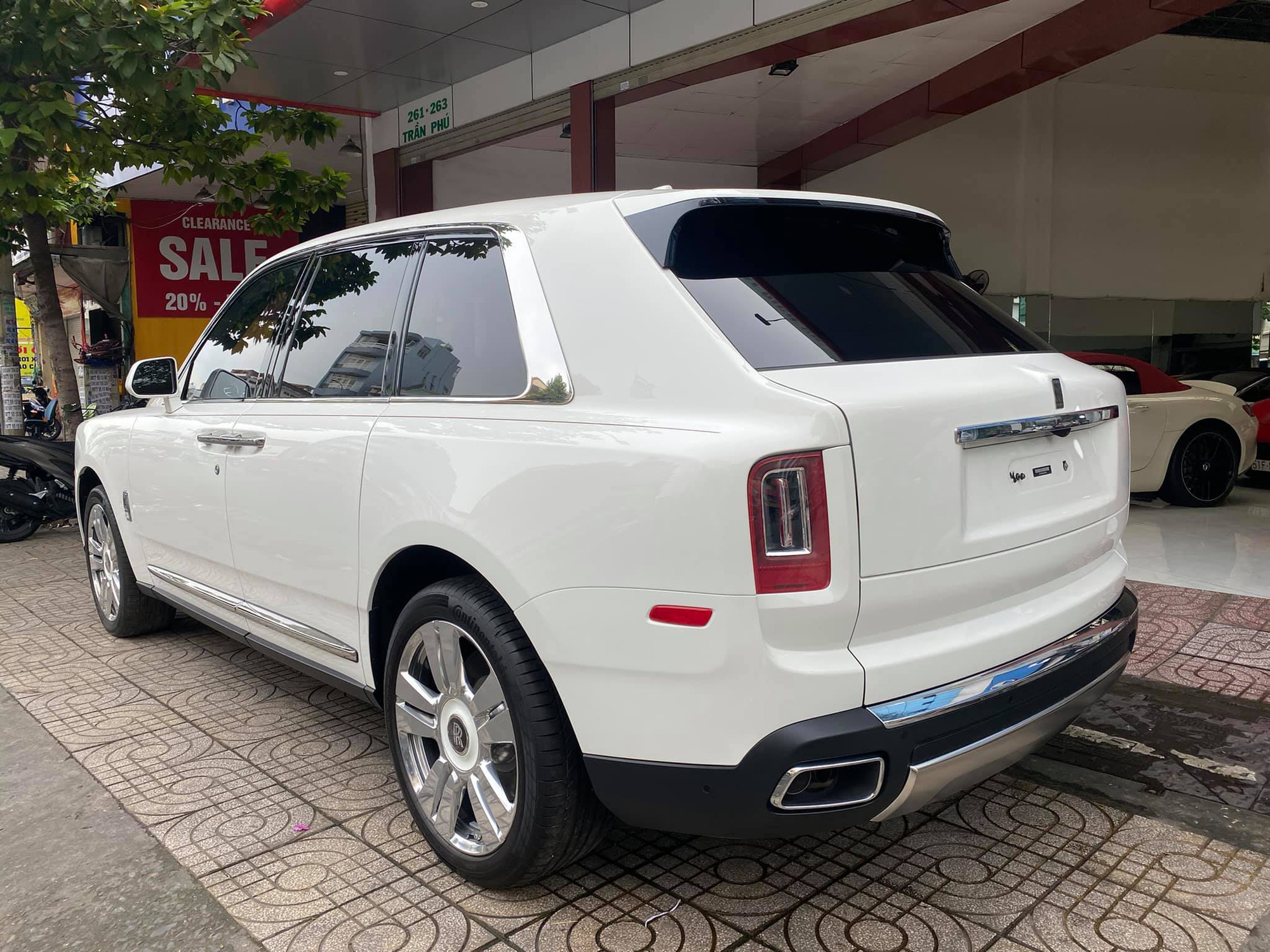 Rolls-Royce Cullinan với lai lịch bí ẩn cập bến đại lý tư nhân đình đám số 1 Sài Gòn - Ảnh 4.