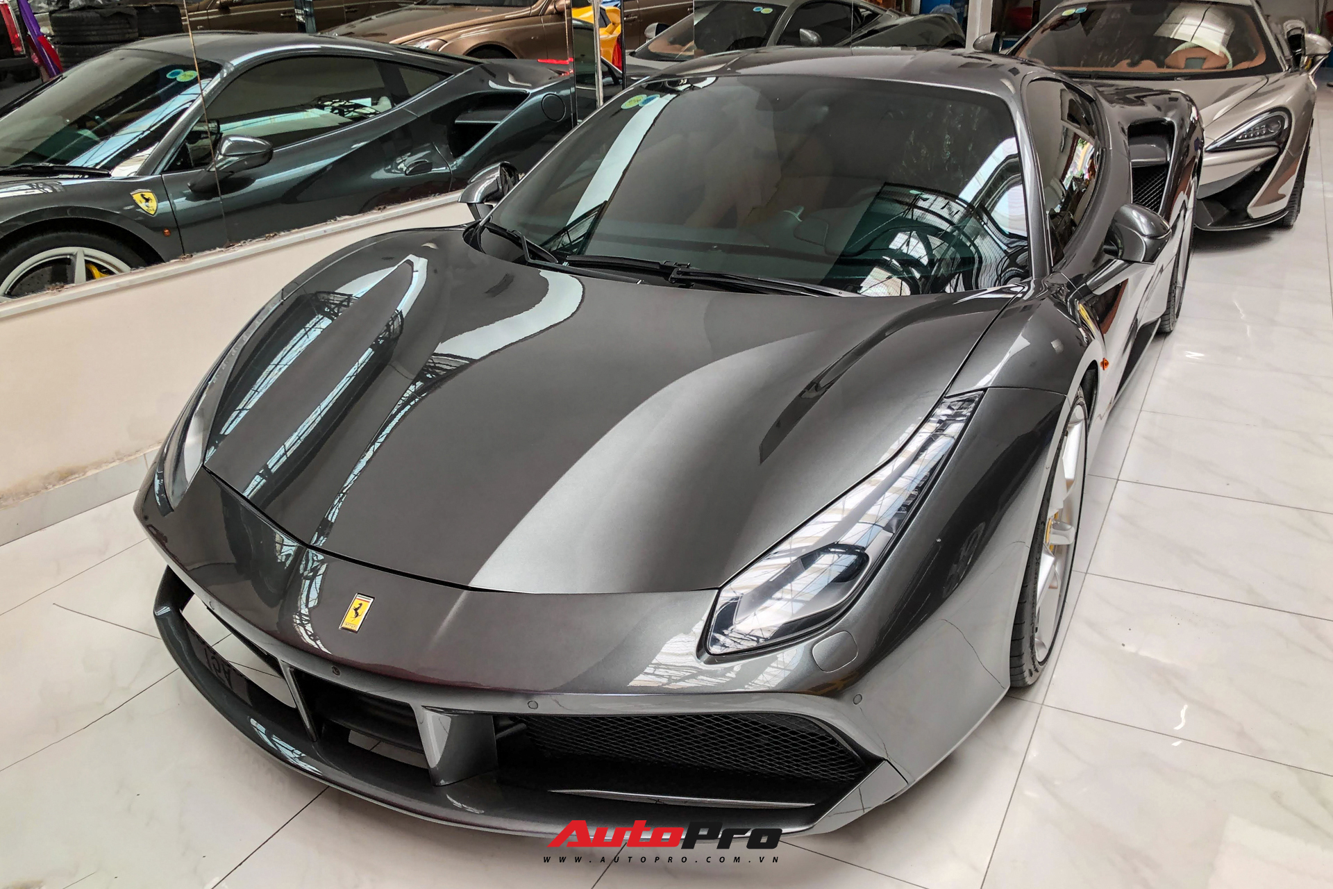 Ferrari 488 GTB đầu tiên Việt Nam tháo biển, chờ về tay chủ mới sau đời chủ ở Hải Phòng với hàng loạt xe khủng  - Ảnh 1.