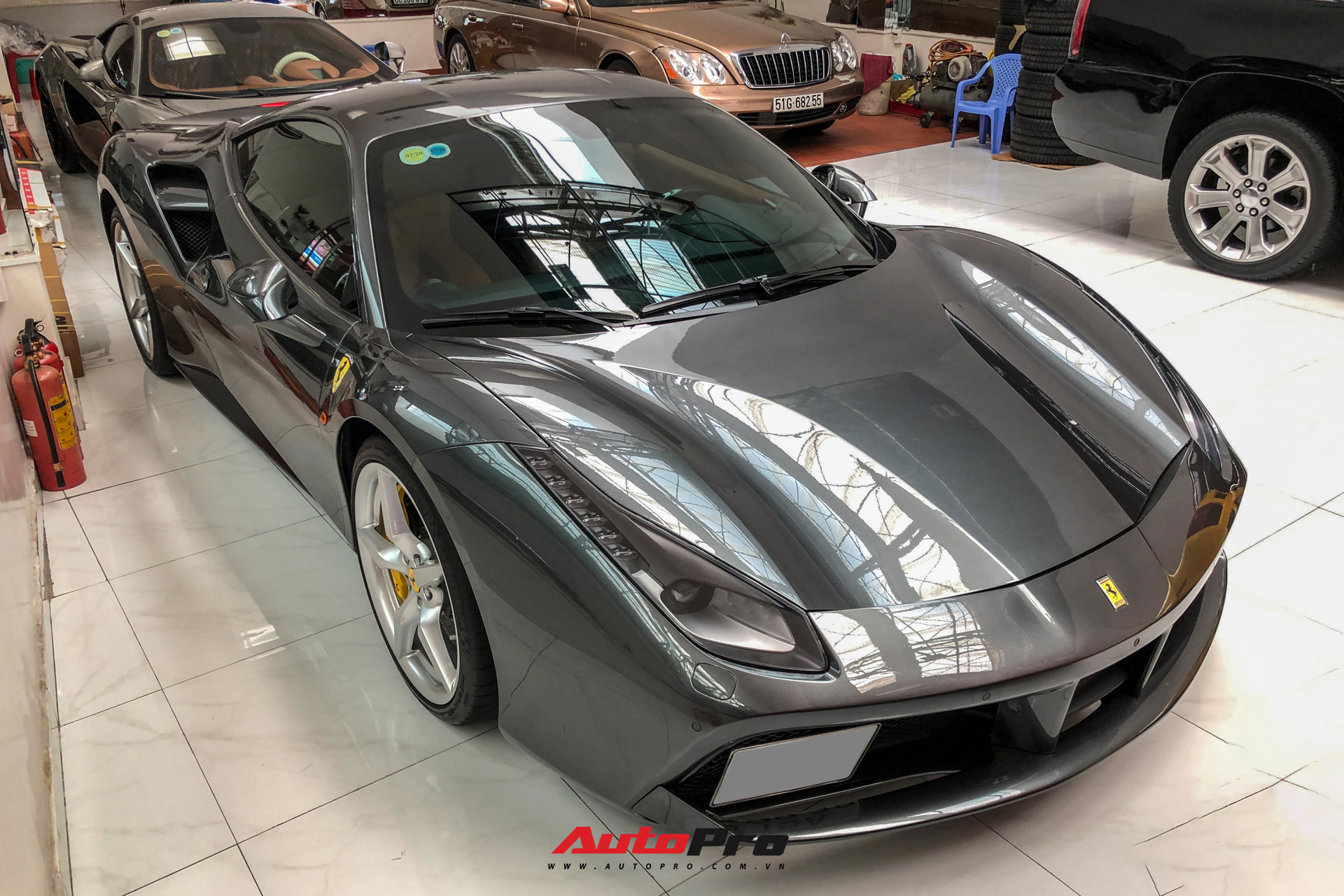 Ferrari 488 GTB đầu tiên Việt Nam tháo biển, chờ về tay chủ mới sau đời chủ ở Hải Phòng với hàng loạt xe khủng  - Ảnh 3.