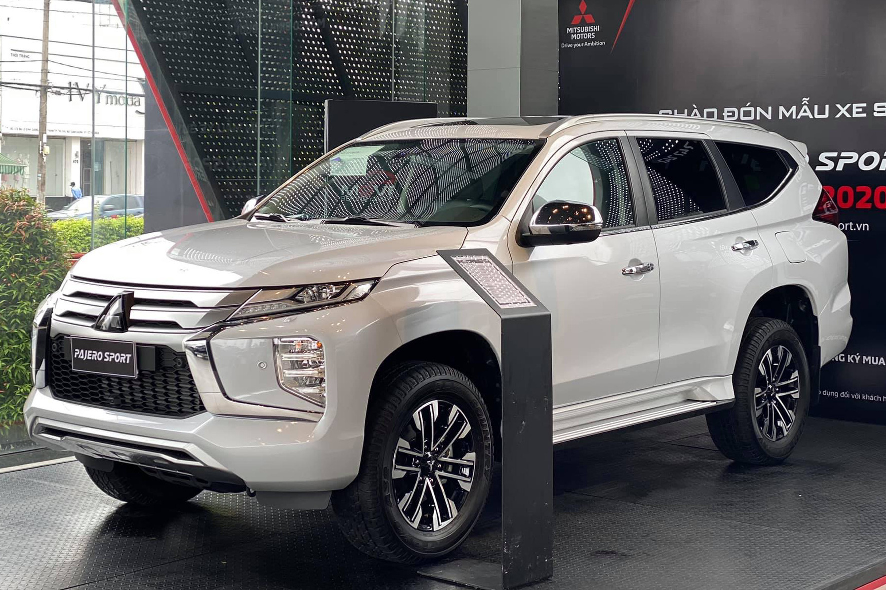 Mitsubishi Pajero Sport 2020 khuyến mãi 4 tùy chọn đến 55 triệu đồng, chạy đua với Toyota Fortuner và Ford Everest dịp cuối năm - Ảnh 1.