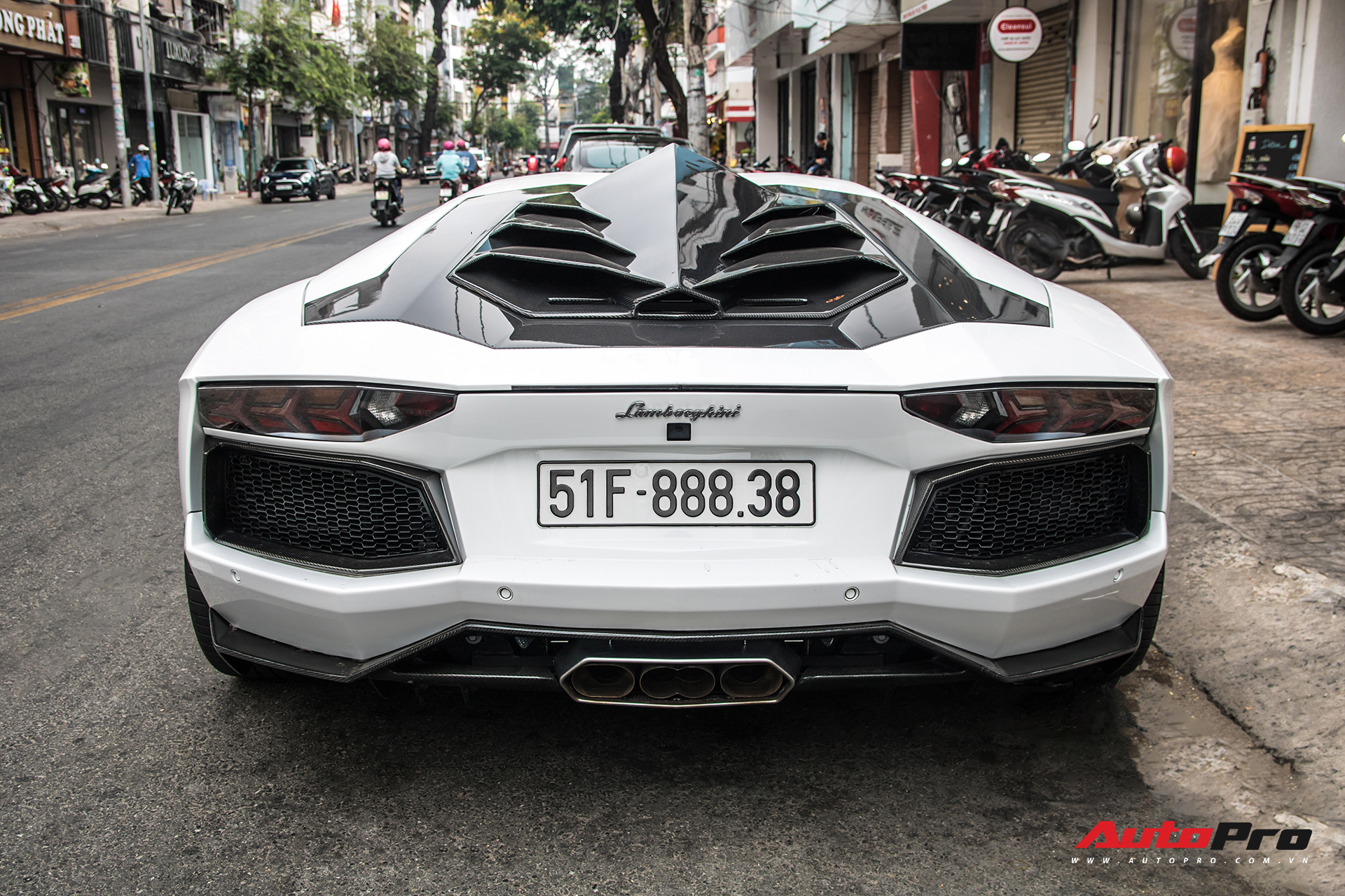 Vừa đón Tết Hà Nội xong, Lamborghini Aventador pô to nhất Việt Nam bất ngờ xuất hiện trên phố Sài Gòn - Ảnh 2.