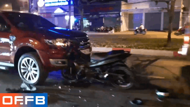 CLIP: Hiện trường xe máy cắm chặt vào đầu vào ô tô, cú lao xe trước đó mới kinh hoàng - Ảnh 1. CLIP: Hiện trường xe máy cắm chặt vào đầu vào ô tô, cú lao xe trước đó mới kinh hoàng - Ảnh 1.